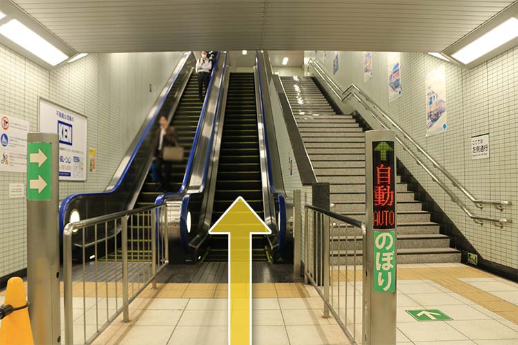 エスカレーターまたは階段を上ります