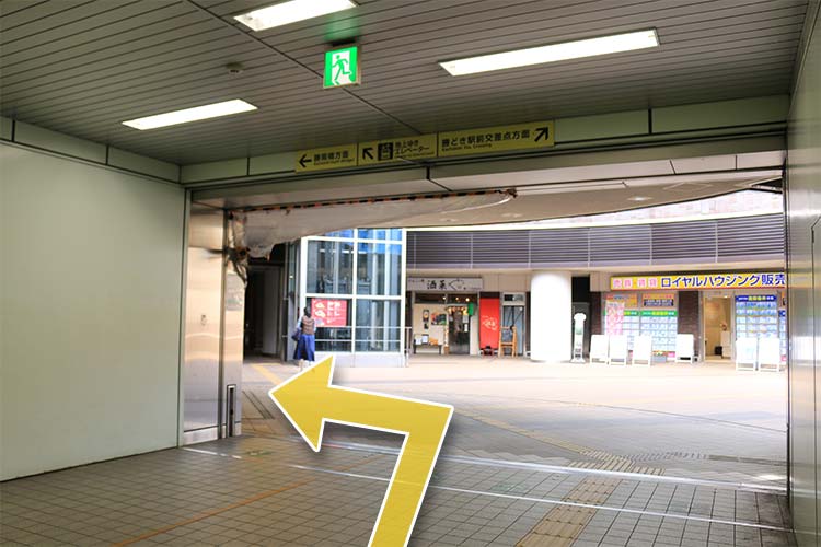 駅出口を左方向に進みます